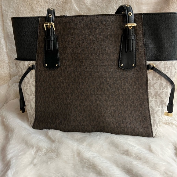 Michael Kors
Signature Logo Voyager Colorblock East West Tote Bag - Picture 3 of 11